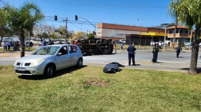 De acordo com a Guarda Municipal (GM), o Sandero parou em um semáforo, e o caminhão acabou batendo na traseira do carro.