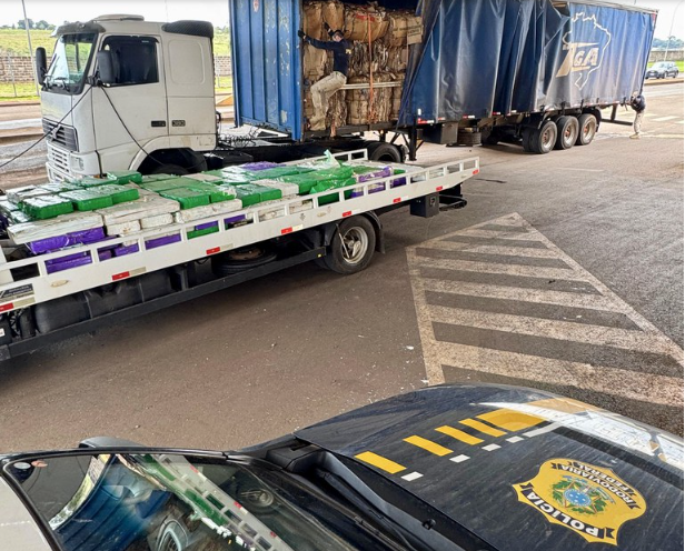 Durante a abordagem, os policiais solicitaram os documentos do veículo e constataram contradições nas informações fornecidas pelos ocupantes.