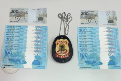 Policiais Federais acompanharam a entrega de duas correspondências à mesma destinatária.
