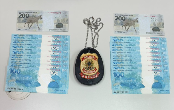 Policiais Federais acompanharam a entrega de duas correspondências à mesma destinatária.