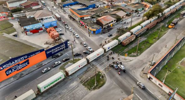 Considerada a maior obra da história do município, a intervenção busca eliminar um gargalo crônico causado pelas manobras de trens que atendem o Porto de Paranaguá.