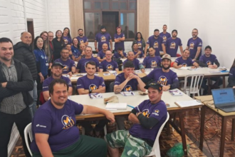 Os participantes recebem orientações práticas sobre marketing, precificação, estruturação e formalização de empresas.