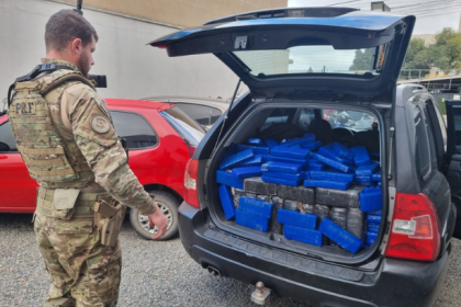 A droga estava escondida em um carro que desobedeceu ordem de parada e tentou escapar da abordagem.