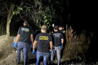 Esse serviço durou o dia inteiro e se estendendo pela noite também. Foi aí que nós encontramos um ponto que tinha umas plantas que não estavam plantadas.