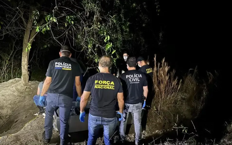 Esse serviço durou o dia inteiro e se estendendo pela noite também. Foi aí que nós encontramos um ponto que tinha umas plantas que não estavam plantadas.