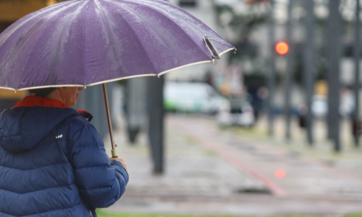 A instabilidade também deve causar queda acentuada nas temperaturas, principalmente na faixa norte do estado, com declínio de até 10°C.