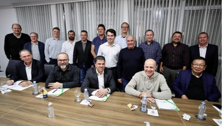 Durante o evento, Curi ressaltou a importância do setor produtivo para o desenvolvimento econômico do Paraná.