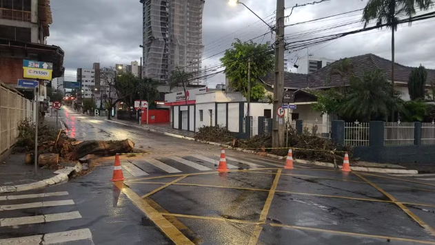 Especificamente para o litoral, o alerta é estendido até às 23h59 desta segunda-feira (22).