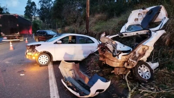 O acidente aconteceu por volta das 17h25 no km 322 da rodovia.