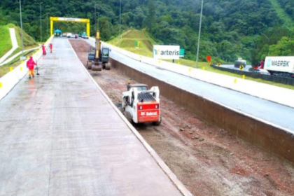 Ainda na descida da Serra do Mar, na BR-376, os usuários que precisarem, poderão fazer uso do dispositivo do km 671,3, também sentido ao estado vizinho.