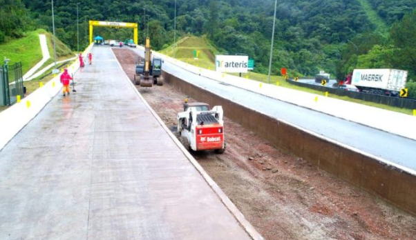 Ainda na descida da Serra do Mar, na BR-376, os usuários que precisarem, poderão fazer uso do dispositivo do km 671,3, também sentido ao estado vizinho.