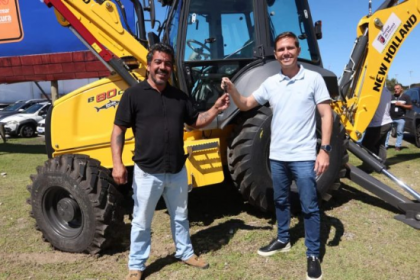 A frota será ampliada em breve com a entrega de mais um caminhão basculante e uma retroescavadeira hidráulica.