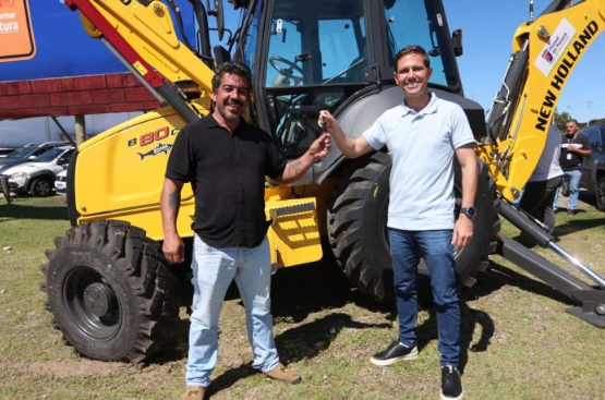 A frota será ampliada em breve com a entrega de mais um caminhão basculante e uma retroescavadeira hidráulica.