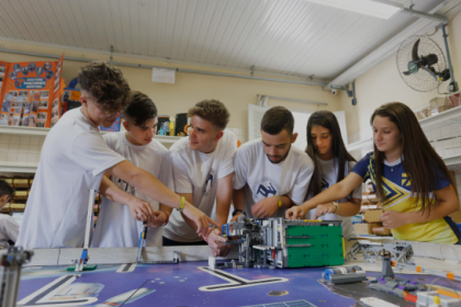 As iniciativas fazem parte do Programa Educa Juntos e da estratégia do governo estadual de ampliar o acesso à tecnologia e ao aprendizado de línguas desde cedo.