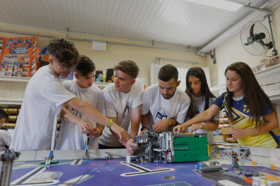 As iniciativas fazem parte do Programa Educa Juntos e da estratégia do governo estadual de ampliar o acesso à tecnologia e ao aprendizado de línguas desde cedo.