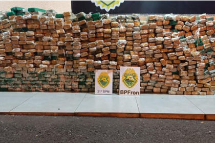Diante da suspeita, foi acionada a equipe do Canil, que confirmou a presença de entorpecentes.
