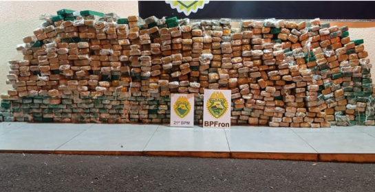 Diante da suspeita, foi acionada a equipe do Canil, que confirmou a presença de entorpecentes.