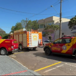 Equipes do Corpo de Bombeiros, incluindo ambulância, viaturas e caminhão ABTR (Auto Bomba Tanque e Resgate), foram acionadas para atender a ocorrência.