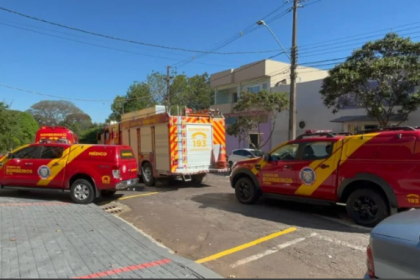 Equipes do Corpo de Bombeiros, incluindo ambulância, viaturas e caminhão ABTR (Auto Bomba Tanque e Resgate), foram acionadas para atender a ocorrência.