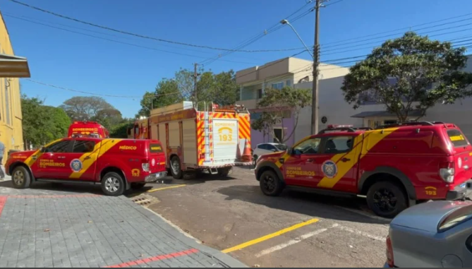 Equipes do Corpo de Bombeiros, incluindo ambulância, viaturas e caminhão ABTR (Auto Bomba Tanque e Resgate), foram acionadas para atender a ocorrência.
