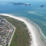 A lista deste ano contemplou destinos de 11 países, sendo uma delas a Praia de Pontal do Sul.