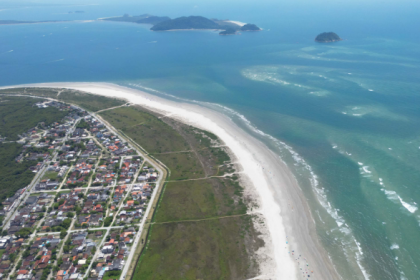 A lista deste ano contemplou destinos de 11 países, sendo uma delas a Praia de Pontal do Sul.