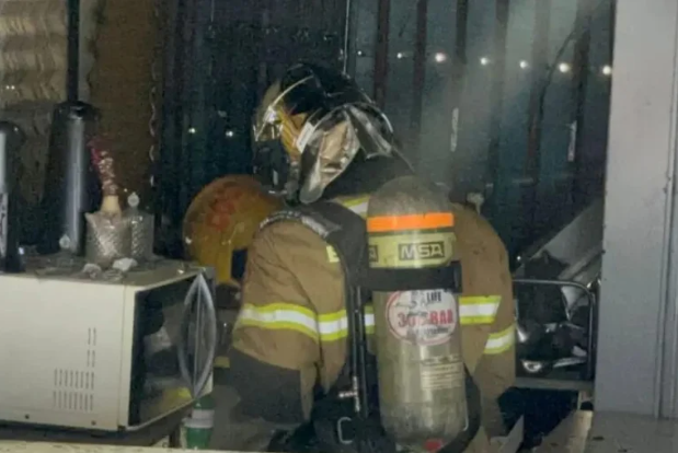 As chamas atingiram o equipamento, além de um micro-ondas, porta-papéis e guardanapos, danificando ainda a porta do local.