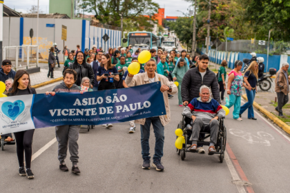 A caminhada reuniu pessoas de todas as idades, promovendo saúde e integração entre os participantes.