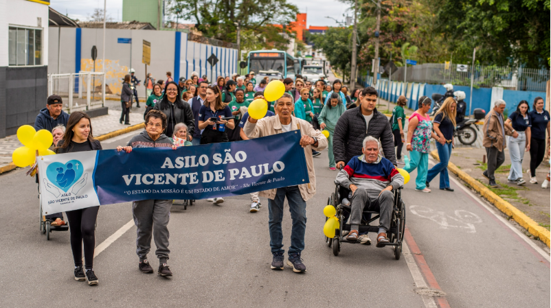 A caminhada reuniu pessoas de todas as idades, promovendo saúde e integração entre os participantes.