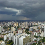 De acordo com o órgão, há previsão de chuva entre 20 e 30 milímetros por hora, podendo chegar a 50 mm por dia.