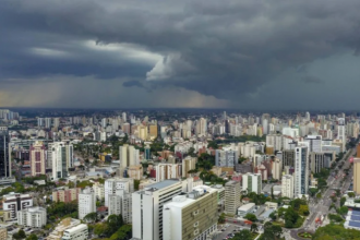 De acordo com o órgão, há previsão de chuva entre 20 e 30 milímetros por hora, podendo chegar a 50 mm por dia.