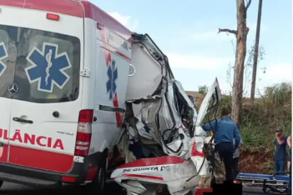 Equipes do SAMU foram acionadas, e uma criança de 4 anos que estava na ambulância foi levada em estado gravíssimo ao hospital.