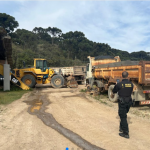 Na ação, foram apreendidos seis caminhões caçamba, duas retroescavadeiras e um trator com pá carregadeira.