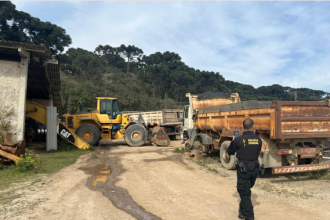 Na ação, foram apreendidos seis caminhões caçamba, duas retroescavadeiras e um trator com pá carregadeira.