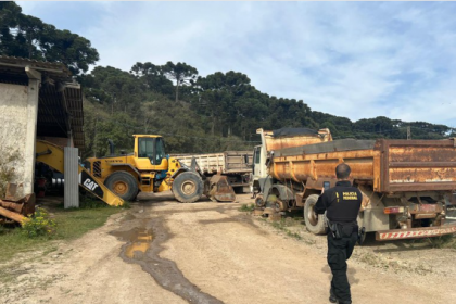 Na ação, foram apreendidos seis caminhões caçamba, duas retroescavadeiras e um trator com pá carregadeira.