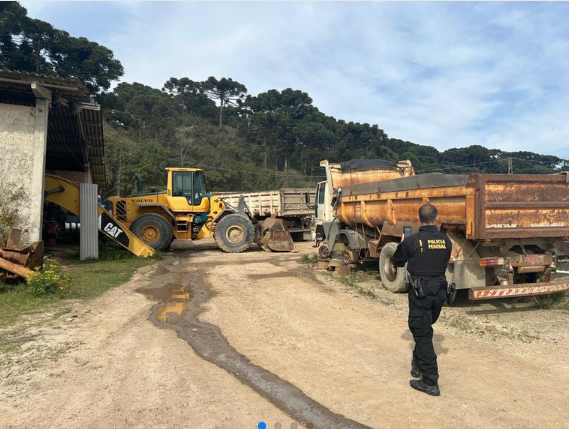 Na ação, foram apreendidos seis caminhões caçamba, duas retroescavadeiras e um trator com pá carregadeira.