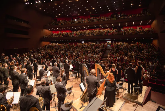 Com um repertório eclético, de Mozart a "Harry Potter", com clássicos atemporais e sucessos populares, a apresentação foi especialmente elaborada para agradar a todas as idades e gostos musicais.