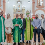 A missa solene foi presidida por Dom Bruno Versari, com a participação do padre Emerson Zella, que deram as boas-vindas ao sucessor.