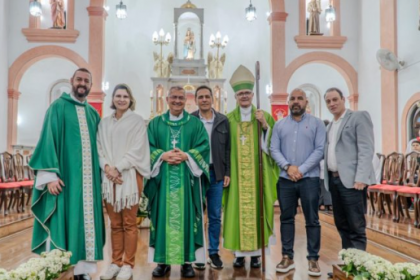 A missa solene foi presidida por Dom Bruno Versari, com a participação do padre Emerson Zella, que deram as boas-vindas ao sucessor.