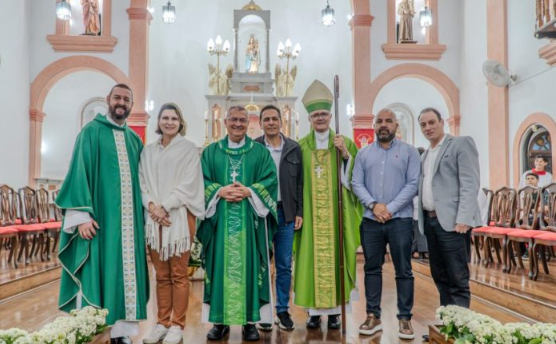 A missa solene foi presidida por Dom Bruno Versari, com a participação do padre Emerson Zella, que deram as boas-vindas ao sucessor.