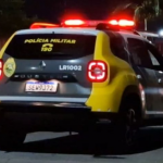 Durante o trajeto, os dois passageiros — descritos como homens brancos e altos — anunciaram o roubo. Um deles estaria armado.