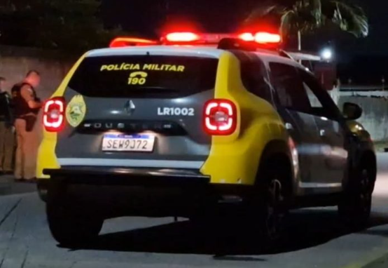 Durante o trajeto, os dois passageiros — descritos como homens brancos e altos — anunciaram o roubo. Um deles estaria armado.