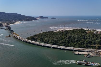 São duplicações de rodovias, novas pontes, revitalização de orlas e pavimentação de vias urbanas que projetam o Litoral para o futuro.