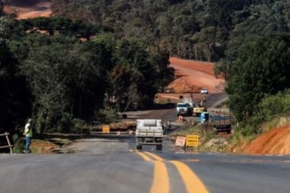 Obras na rodovia PR-364, no trecho entre Irati e São Mateus do Sul, no Paraná, em 2025.