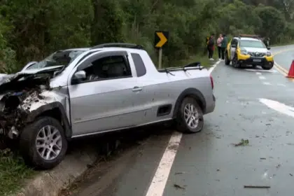 Os dois percorreram cerca de cinco quilômetros pela Estrada da Ribeira, antes de o veículo capotar em uma curva.