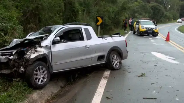 Os dois percorreram cerca de cinco quilômetros pela Estrada da Ribeira, antes de o veículo capotar em uma curva.