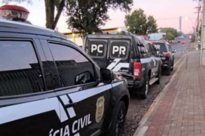 A ação foi conduzida pela Polícia Civil do Paraná (PCPR) após o cumprimento de mandados de busca e prisão expedidos pela Vara Criminal da cidade.