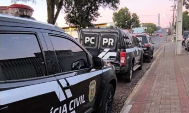A ação foi conduzida pela Polícia Civil do Paraná (PCPR) após o cumprimento de mandados de busca e prisão expedidos pela Vara Criminal da cidade.