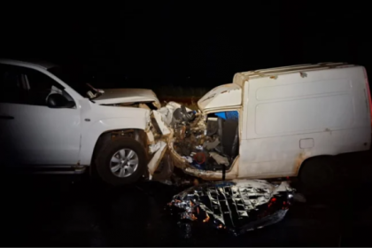 O acidente ocorreu após um Fiat Fiorino invadir a pista contrária e colidir de frente com outro veículo.