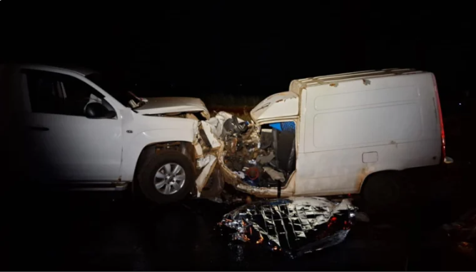 O acidente ocorreu após um Fiat Fiorino invadir a pista contrária e colidir de frente com outro veículo.